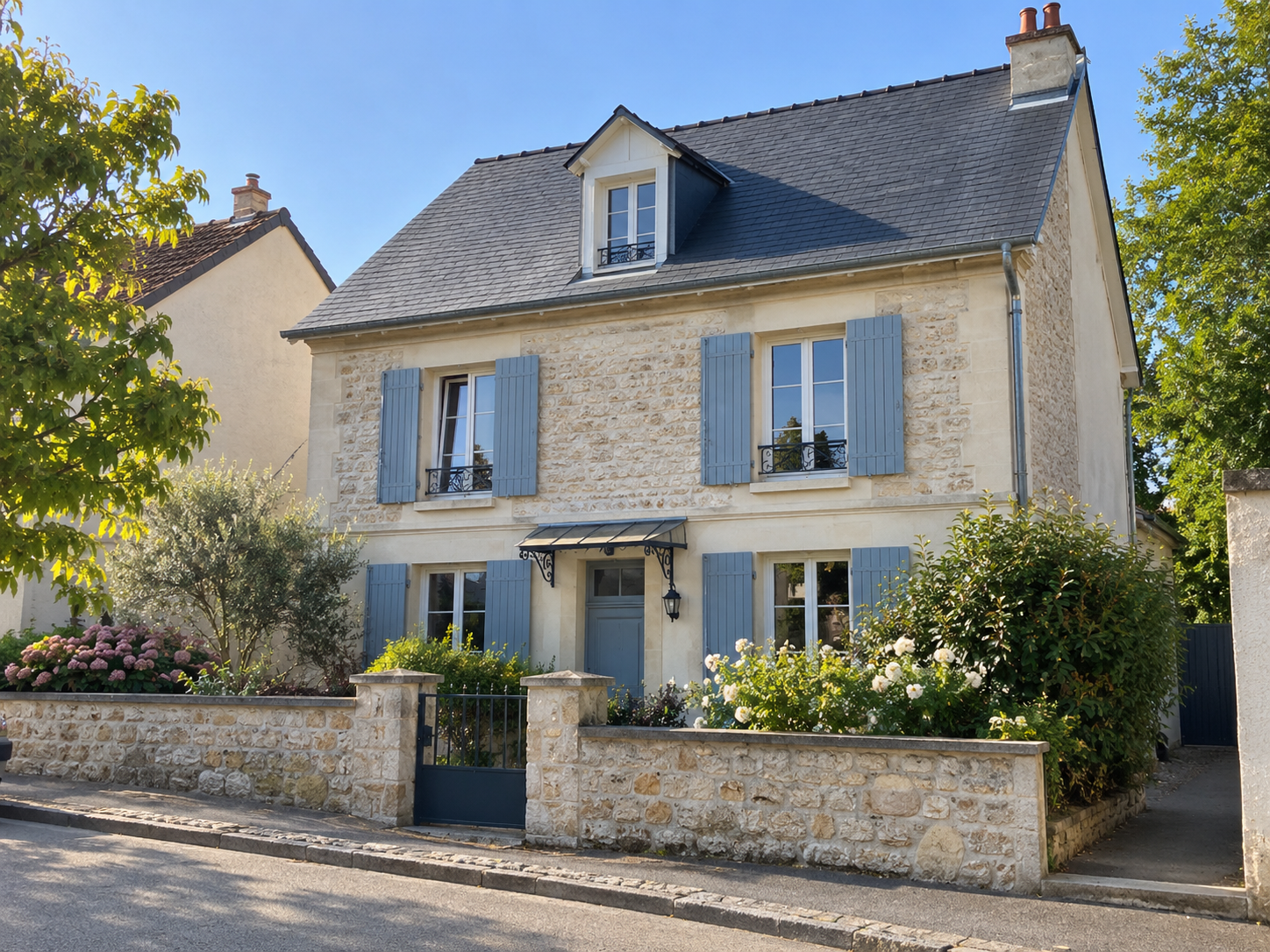Maison française avec une toiture d'ardoise impeccable après intervention